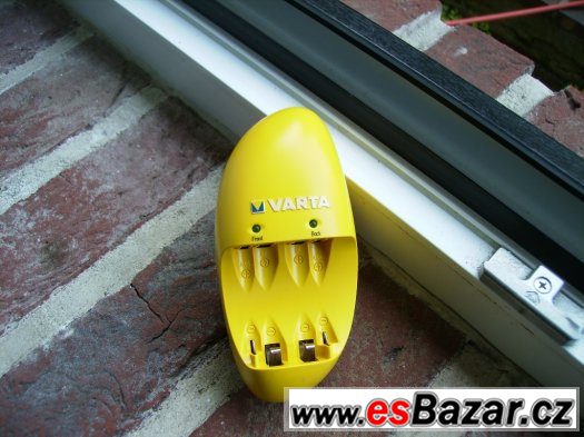 Nabíječka baterií AA, AAA zn. VARTA – fotografie 1