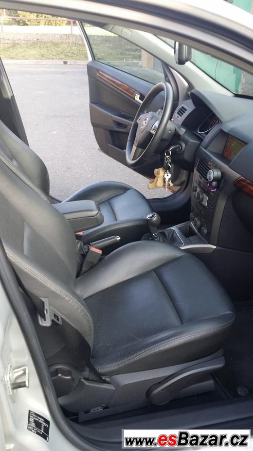 Opel Astra combi 1,9TDI, navi, kůže – fotografie 2
