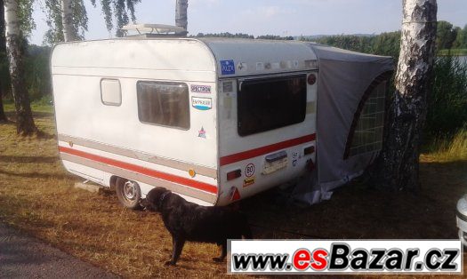 Prodám karavan pro 2-3 osoby s vybavením a předstanem s SPZ – fotografie 2