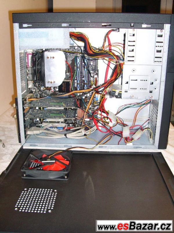 PC sestava pro 4 monitory – fotografie 3