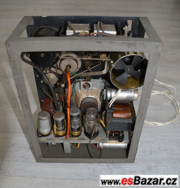 Historický magnetofon Paratus – fotografie 2