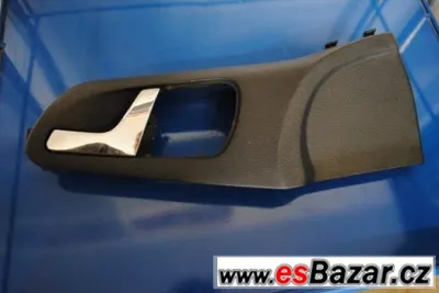 LEVÁ PŘEDNÍ ČÁST TAPECU S KLIKOU - Škoda Octavia I