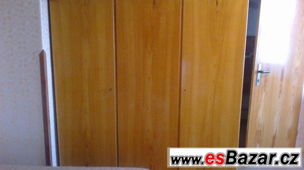 Daruji za odvoz staré skříně – fotografie 1