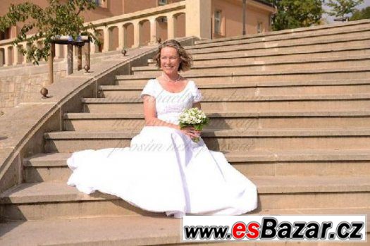 Elegantni ,jednoduche  svatebni saty 44-46 + kabelka(USA) – fotografie 1