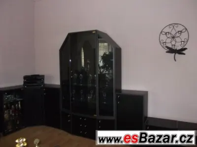 Obývací černá stěna