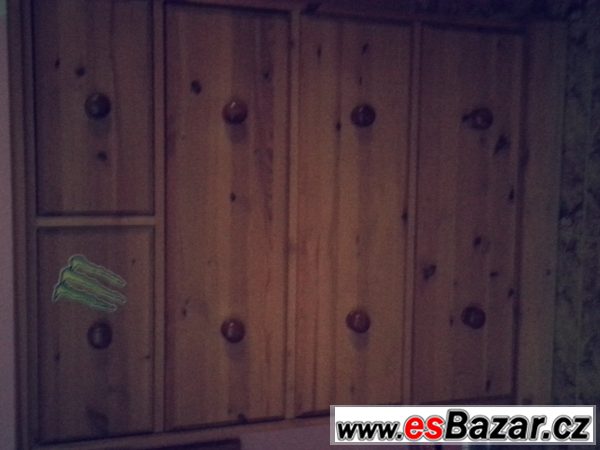 Masivní šatní skříň – fotografie 2