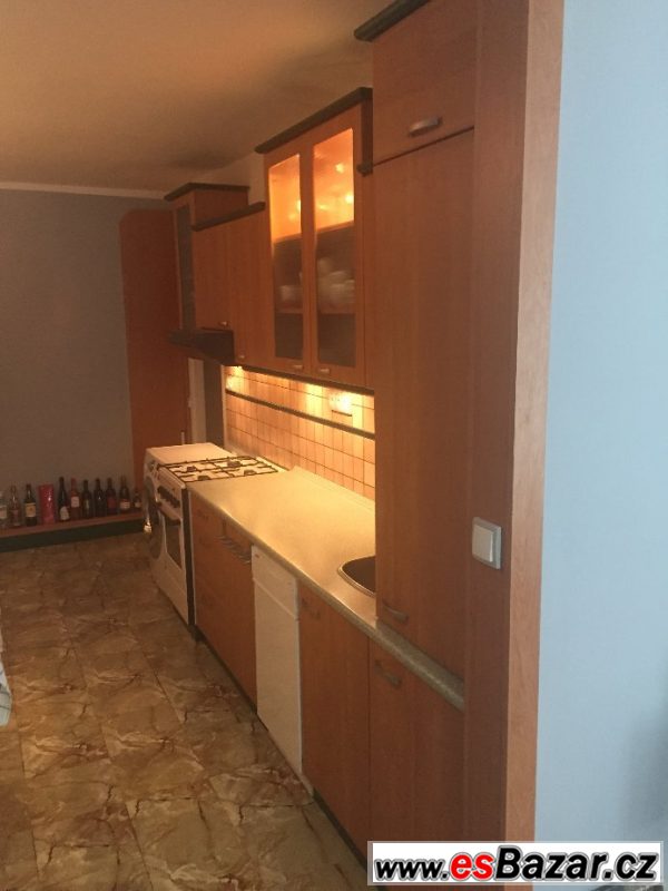 Prodám zakázkovou kuchyňskou linku – fotografie 1