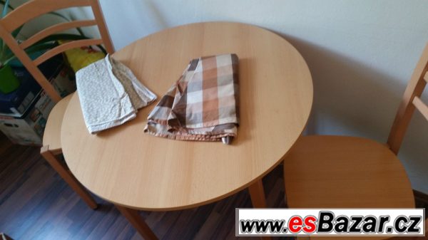 kulatý stůl, 2 židle a 2 ubrusy – fotografie 2
