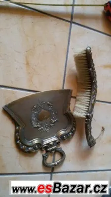 starožitný smetáček s lopatkou ke krbu