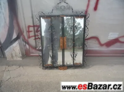 Zrcadlo v rámu