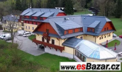 Údržbář - pomocník na hotelu - práce s ubytováním.