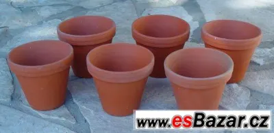 Květináče 6 ks, kýbl+lopatka, šrouby, na mouchy, kotouče
