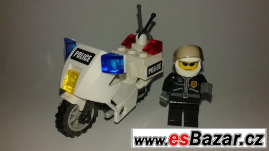 LEGO 7235-1: Police Motorcycle, policejní motorka – fotografie 1