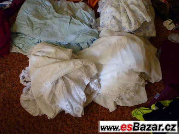 Pytel oblečení, povlečení, závěsů.. – fotografie 3