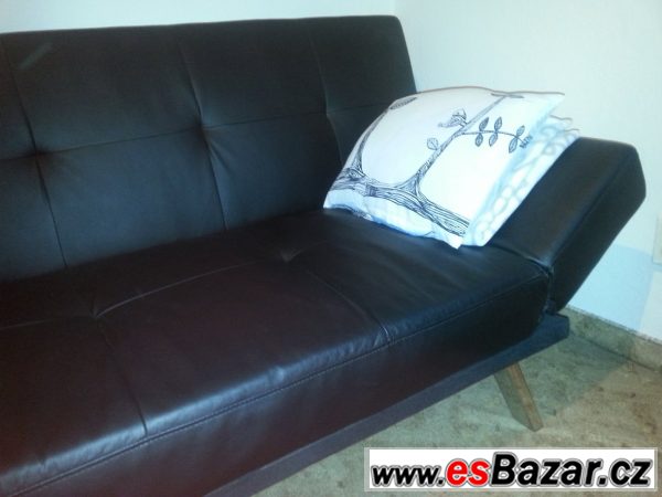 Černý koženkový gauč – fotografie 1