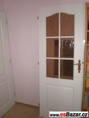 BÍLÉ PROSKLENNÉ INTERIÉROVÉ DVEŘE