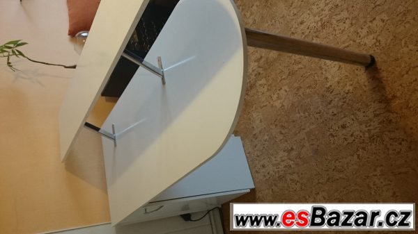 Bílý stůl s barem – fotografie 2