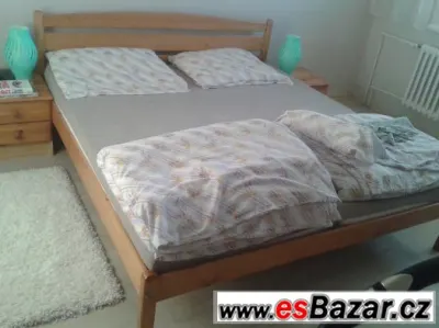 Prodám manželskou postel s nočními stolky