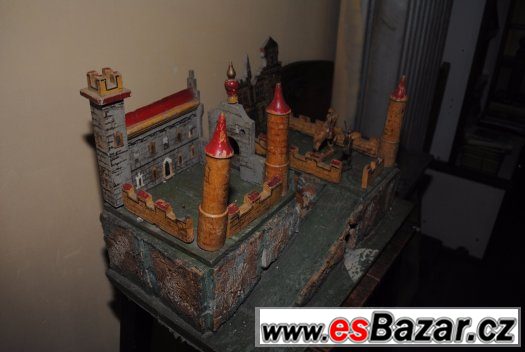 hstorický dřevěný hrad s hliněnými vojáčky – fotografie 2