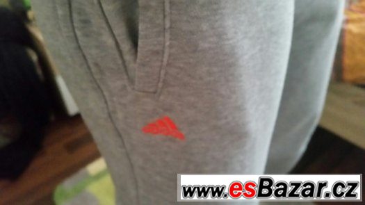 Šedé tepláky Adidas – fotografie 1