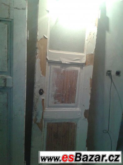 masivní / dřevěné staré dveře k renovaci – fotografie 4