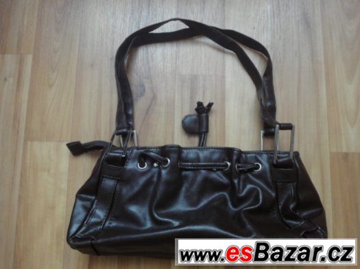 nová hnědá kabelka s 5 kapsami, 3 jsou na zip, velikost 30x1 – fotografie 1