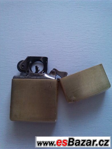 stary zapalovac ZIPPO ve zlate barve – fotografie 2