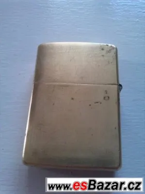 stary zapalovac ZIPPO ve zlate barve
