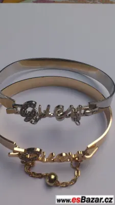 Náramek s nápisem guess