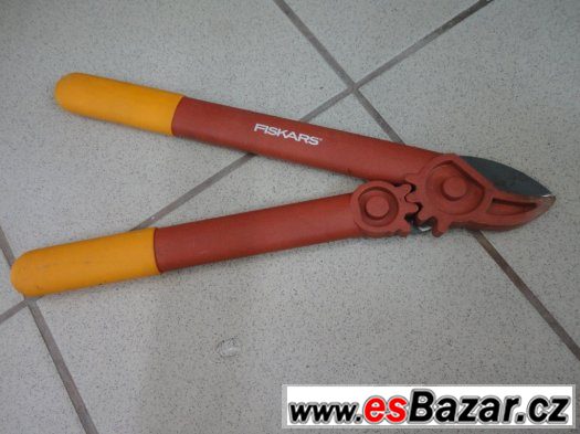 Nůžky a sekera Fiskars – fotografie 1