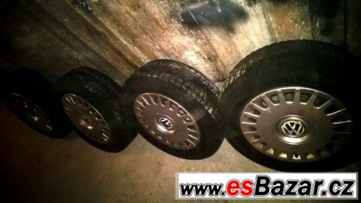 Zimní sada 195/65/15 + disky + poklice VW – fotografie 1