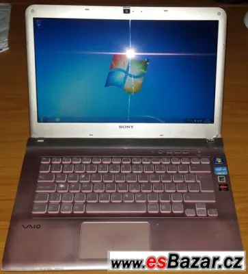 Růžový notebook Sony Vaio s podsvětlenou klávesnicí, HDMI
