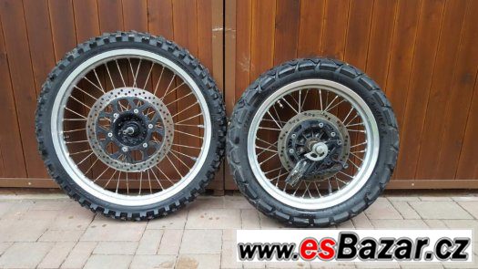 Suzuki DR 650 - kola – fotografie 1