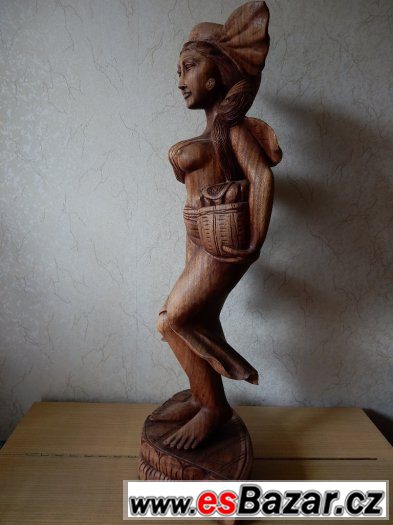 Dřevěná socha ženy s košíkem – fotografie 3