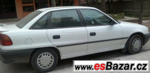 PRODAM DILY NA OPEL ASTRA F 1,7 TD  SEDAN – fotografie 3