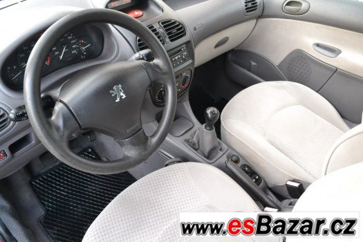 Prodám Peugeot 206 1.4i klima, centrál, serviska, POCTIVÉ KM – fotografie 4