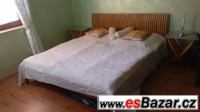 dvoulůžko dva noční stolky