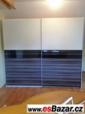 Prodám prostornou šatní skříň
