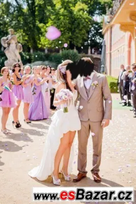 Svatebni šaty vpredu krátke vzadu dlouhe