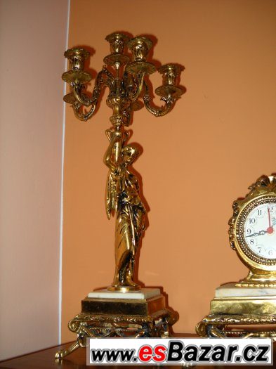 Luxusní bronzové figurální hodiny na mramoru se svícny TOP – fotografie 3