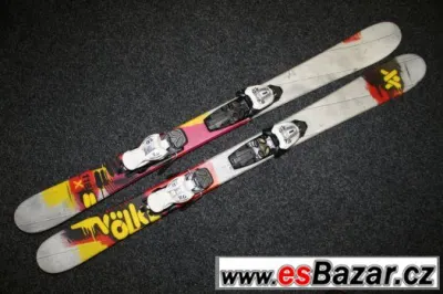 Kvalitní juniorské freestyle lyže Volkl v délce 118 cm