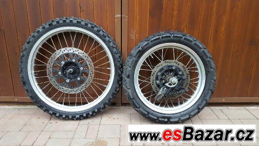Suzuki DR 650 - kola – fotografie 1