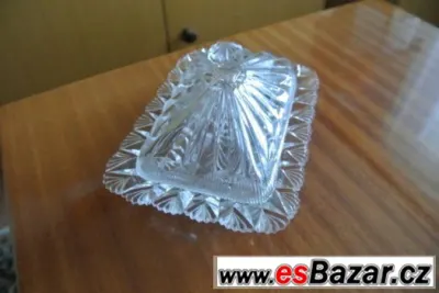 Ozdobná dóza z broušeného skla