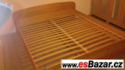 Prodám dřevěnou postel s roštem