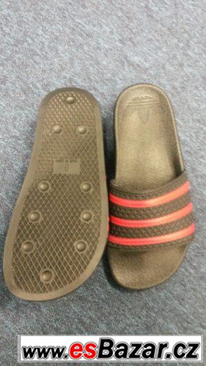 Pantofle ADIDAS černo-červené – fotografie 3
