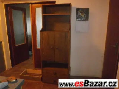 Skříňka se šuplíky a policemi