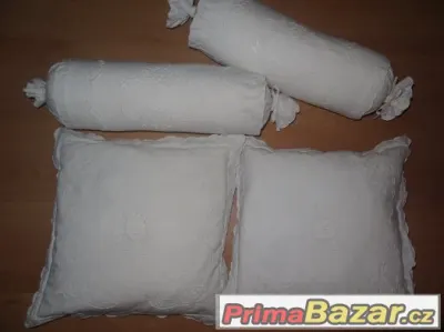 vyšívané 2  polštáře a 2 válce
