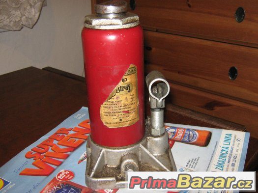 Prodám retro funkční hydraulický zvedák HZ5.1Š Jihostroj – fotografie 1