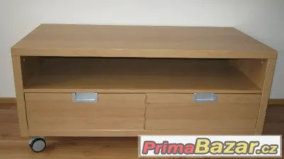 Dřevěný stolek pod televizi