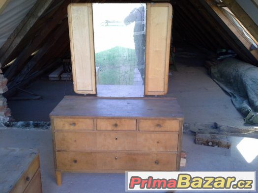 Historická komoda a noční stolky – fotografie 4